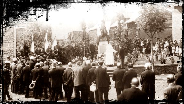 photo ancienne d'un rassemblement au monument aux morts