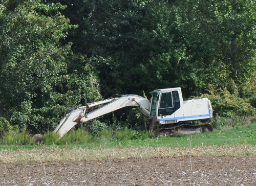 une grue abandonnée dans la campagne
