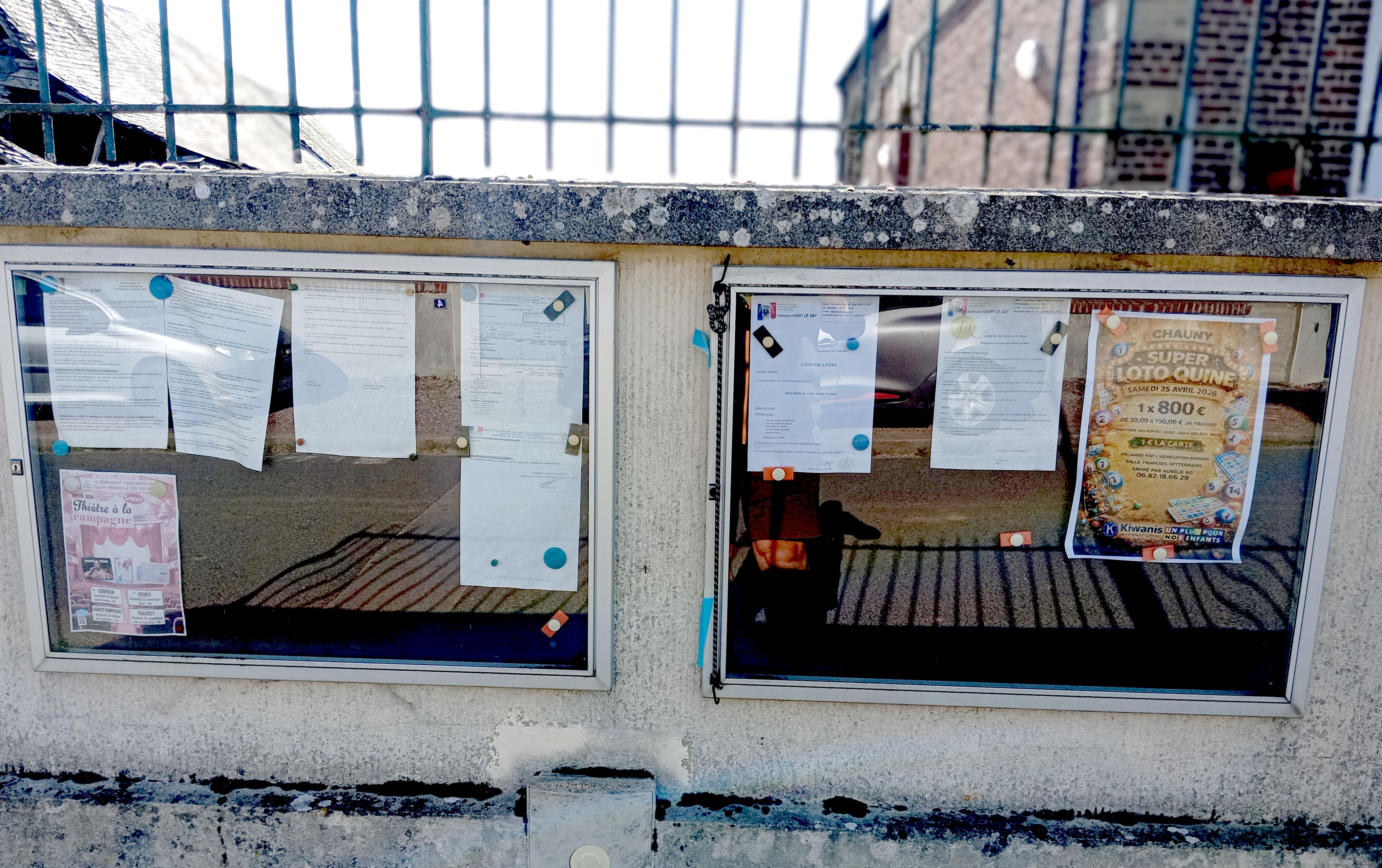 le tableau municipal de la mairie d'Ugny le Gay...